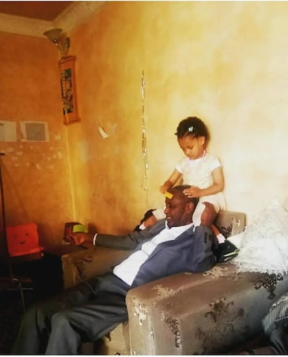 Foto d'archivio del professor Meareg Amare con la nipote, due mesi prima del suo assassinio.