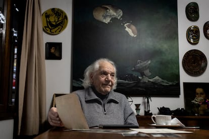 Claudio Di Girolamo en el salón de su casa en Santiago.