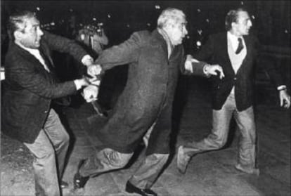 En 1984, Menéndez atacó con un cuchillo a manifestantes que lo insultaron.