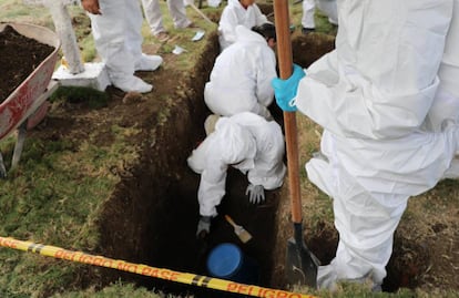 Exhumación de presuntas víctimas de ejecuciones extrajudiciales en el cementerio de Dabeiba, en el departamento de Antioquia. 