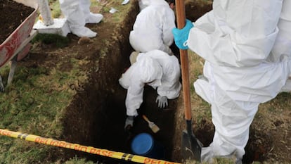 Exumação de supostas vítimas de execuções extrajudiciais no cemitério de Dabeiba, no Departamento de Antioquia.