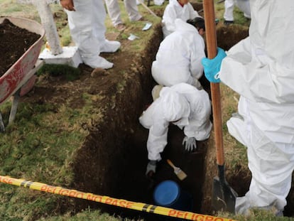 Exhumación de presuntas víctimas de ejecuciones extrajudiciales en el cementerio de Dabeiba, en el departamento de Antioquia. 