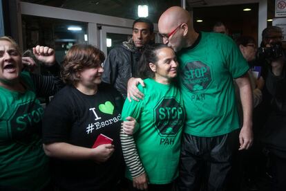 Veïns i activistes de la PAH han protestat a Nou Barris per evitar els desnonaments.