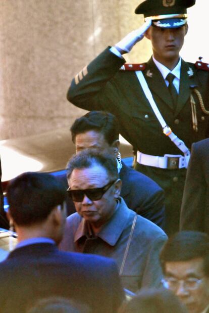 El líder norcoreano, Kim Jong  Il, abandona el hotel de Dalian, al noreste de China, en su primera visita al exterior en los últimos años.