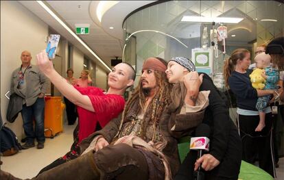 Johnny Depp, o más bien su personaje en la saga ‘Piratas del Caribe’, Jack Sparrow, visitó a los niños del Hospital Infantil Lady Cilento de Brisbane (Australia). Ataviado como el corsario, el actor acudió al centro médico en julio de 2015 mientras se encontraba en el país rodando la última de las famosas películas, ‘La venganza de Salazar’. 