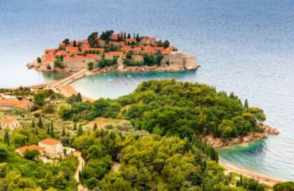 Vista del pueblo-fortaleza Sveti Stefan, en Montenegro.