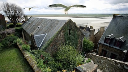 Mont-Saint-Michel, 
la pequeña y vistosa isla normanda. 
