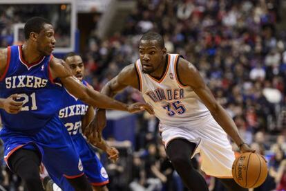Kevin Durant se marcha de Young.
