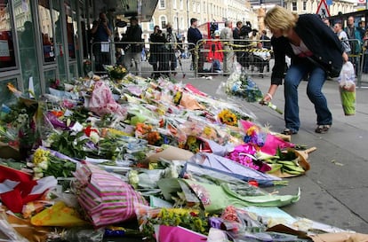 Una mujer deposita un ramo de flores en la estaci&oacute;n de metro de King&#039;s Cross (Londres), dos d&iacute;as despu&eacute;s de los atentados terroristas del 7 de julio de 2005.