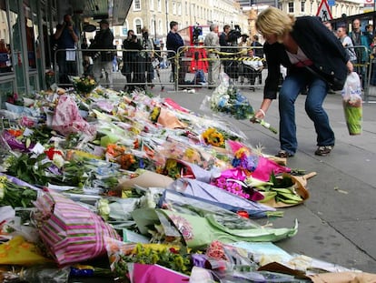Una mujer deposita un ramo de flores en la estaci&oacute;n de metro de King&#039;s Cross (Londres), dos d&iacute;as despu&eacute;s de los atentados terroristas del 7 de julio de 2005.