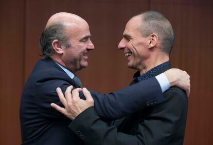 Varoufakis ha revelado además que después del anuncio de los resultados se le comunicó que existía "una cierta preferencia por parte de algunos miembros del Eurogrupo y otros 'socios' a favor de su 'ausencia' durante sus reuniones". En la imagen el ministro de Economía español, Luis de Guindos, saluda a Varoufakis a su llegada a una reunión de ministros del Eurogrupo en Bruselas, el 9 de marzo de 2015.