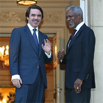 José María Aznar y Kofi Annan, ayer en el palacio de la Moncloa.