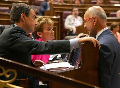 Zapatero, Fernández de la Vega y Duran Lleida conversan en el debate de los Presupuestos.