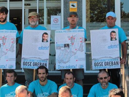 Supporters of Iosu Uribetxeberria demand his freedom outside Donostia Hospital Thursday. 