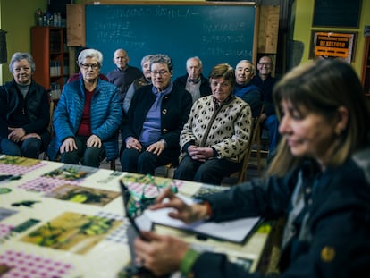 Sentadas en primera fila desde la izquierda, Francisca Díaz, Nieves Filgueiras, Carmen Gómez y Carmen Rodríguez, durante una clase de la UNED Senior impartida en la antigua escuela de Momán.