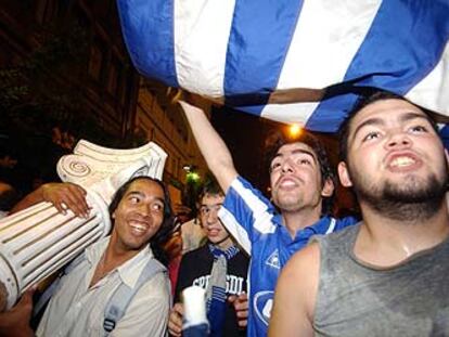 Jóvenes griegos expresan su alegría en la plaza Omonia, de Atenas.
