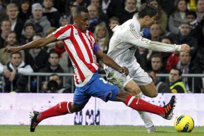 Crisitano Ronaldo intenta sortear a Luis Amaranto Perea en el encuentro de Liga jugado en el Bernabéu.