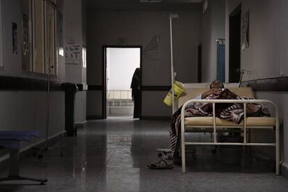 Banda, de 35 años, en el hospital de Saná (Yemen), recibe tratamiento para una diarrea acuta.