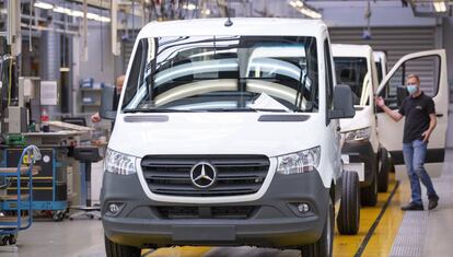 Trabajadores de Mercedes-Benz en la fábrica de la ciudad alemana de Ludwigsfelde.