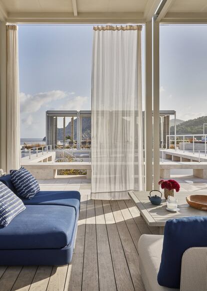 La cubierta horizontal principal, de 750 metros cuadrados, da al mar y está conectada con la zona de la piscina y la casa a través del patio.<br><br>“Proyectada en los setenta, estaba inspirada en una casa que Onassis hizo construir en Grecia. Colocada en el punto más elevado, giraba en torno a un patio central. El diseño de base tenía una coherencia y permitía que las diferentes estancias se abrieran hacia los cuatro puntos cardinales. Con los años sufrió ampliaciones hechas sin mucho criterio”.<br>