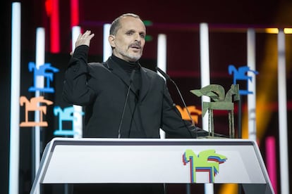 El cantante Miguel Bosé recibe el "Premio Ondas a la trayectoria musical", durante la ceremonia de entrega de los Premios Ondas 2016.