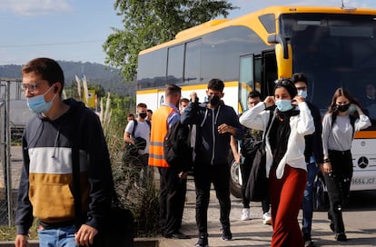 Pasajeros del autobús alternativa puesto por Renfe para cubrir el trayecto Rubi-Martorell que esta en obras.