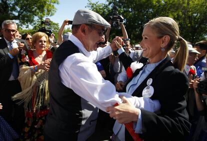 La candidata popular a la presidencia de la Comunidad de Madrid, Cristina Cifuentes, baila un chotis en la Pradera de San Isidro.