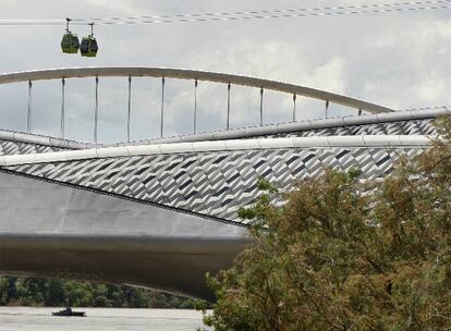 Llegó como estrella para dibujar el icono de la Expo. Diseñó un gladiolo tumbado atravesando el Ebro y la construcción de su pabellón puente hoy recuerda más a una ballena que a una flor. Pero Hadid (Bagdad, 1950) crea marca. La única arquitecta con el Premio Pritzker (2004) salió de Irak cuando era adolescente para estudiar en la Architectural Association de Londres.  Entre sus obras más destacadas como arquitecta están el Centro Rosenthal en Cincinnati (1998), la Terminal de Tranvías en Estrasburgo (2001) o el Centro BMW de Leipzig (2005). En España trabaja en el urbanismo de Zorrozaurre, en Bilbao. <b>Anatxu Zabalbescoa</b>