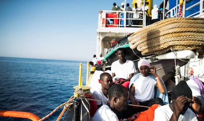 Migrantes a bordo del 'Aquarius', este lunes.