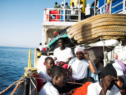 Migrantes a bordo del 'Aquarius', este lunes.