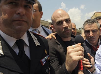 El escritor Roberto Saviano (en el centro), camina escoltado por la policía el pasado junio en Nápoles.