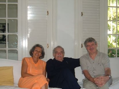 García Márquez (centro), Geralad Martin, uno de sus biógrafos, y Alquimia Pena, directora de la Fundación del Nuevo Cine Latinoamericano en La Habana.