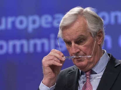 El negociador jefe de la Comisión Europea para el "brexit", Michel Barnier, presenta su mandato de negociación. EFE/Olivier Hoslet
