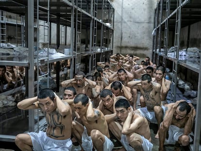Los miembros de la banda se preparan para abandonar su celda antes de que sea registrada por los guardias de la prisión del Centro de Confinamiento de Terroristas (CECOT), donde hay entre 15. 000 y 20. 000 reclusos.