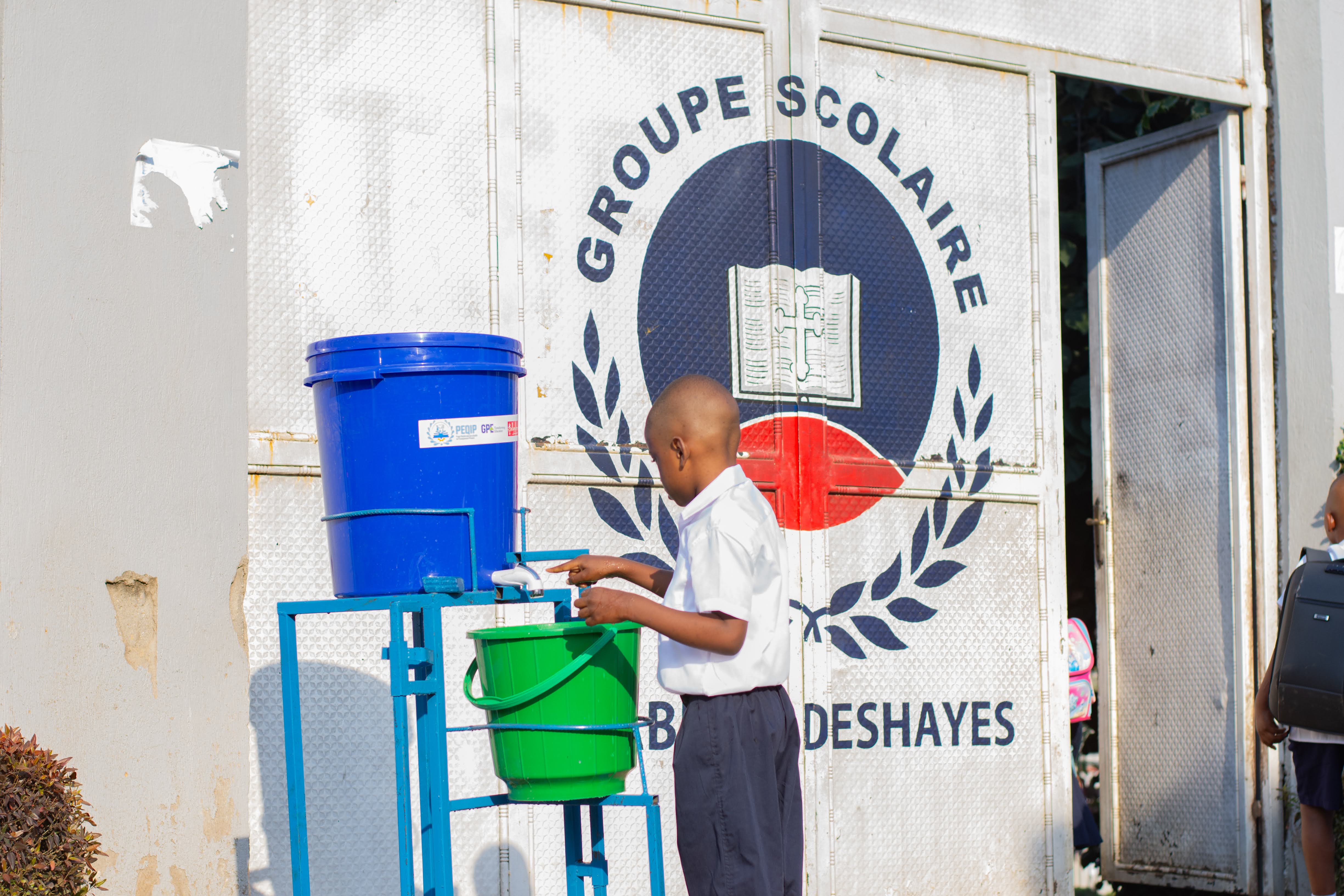 Un escolar se lava las manos antes de entrar en el colegio Gabriel Deshayes, el 3 de septiembre en Bunia, provincia de Ituri, en la República Democrática del Congo.