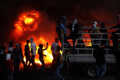 Manifestantes palestinos queman neumáticos durante una protesta nocturna contra la expansión del nuevo puesto de avanzada judío de Eviatar en las tierras de la aldea de Beita, cerca de la ciudad cisjordana de Nablus.