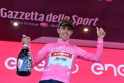 Juan Pedro López, del Trek-Segafredo, celebra este martes en el podio su liderato en el Giro de Italia 2022.