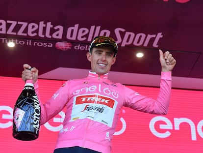 Juan Pedro López, del Trek-Segafredo, celebra este martes en el podio su liderato en el Giro de Italia 2022.