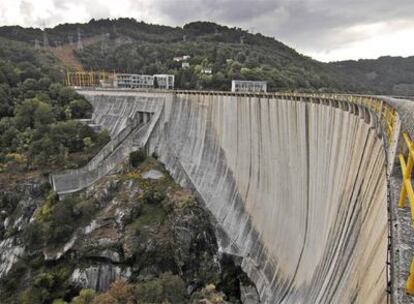 Presa del embalse de Belesar, en Chantada (Lugo), construido por Fenosa y ahora propiedad de Gas Natural.