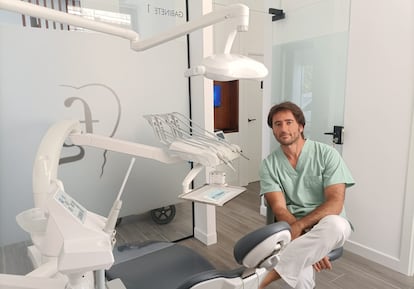 El torero Antonio Fernández Pineda, en su consulta de odontología.
