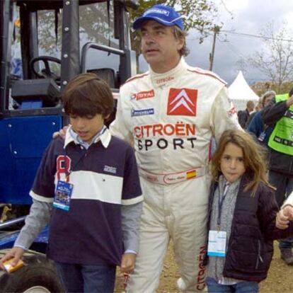 Carlos Sainz, con dos de sus hijos, Carlos y Ana.