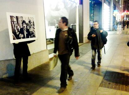Una de las piezas que componían la exposición callejera del fotógrafo Juan Lafita en plena Gran Vía de Madrid.