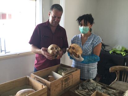 Youssef Bokbot, del Instituto Nacional de Arqueología de Marruecos, y Cristina Valdiosera, de la Universidad de Burgos, sostenien dos cráneos del yacimiento marroquí de Ifri Ouberrid.