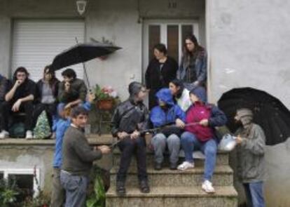 Varias personas junto a la vivienda de una familia desahuciada en la parroquia santiaguesa de Ar&iacute;ns. 
 
 