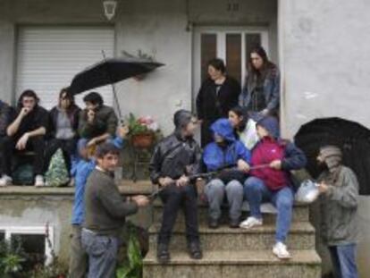 Varias personas junto a la vivienda de una familia desahuciada en la parroquia santiaguesa de Ar&iacute;ns. 
 
 