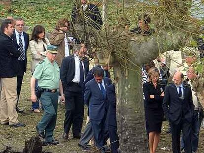 Rubalcaba y Chacón visitan el lugar del atentado en Santoña.