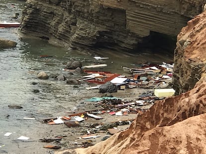 Los restos de la embarcación en la costa de San Diego.