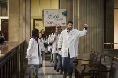 Els metges entren a l'edifici del Departament de Salut de la Generalitat.