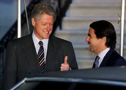 El presidente de los Estados Unidos Bill Clinton (I) hace un gesto al presidente español José María Aznar (D) a la llegada de éste a la Casa Blanca, durante un viaje del presidente español a Estados Unidos. Aznar transmite a Clinton su pleno respaldo a seguir intensificando las acciones militares.