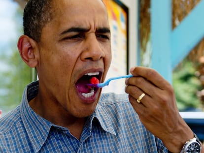 Obama comiéndose un helado en 2009.